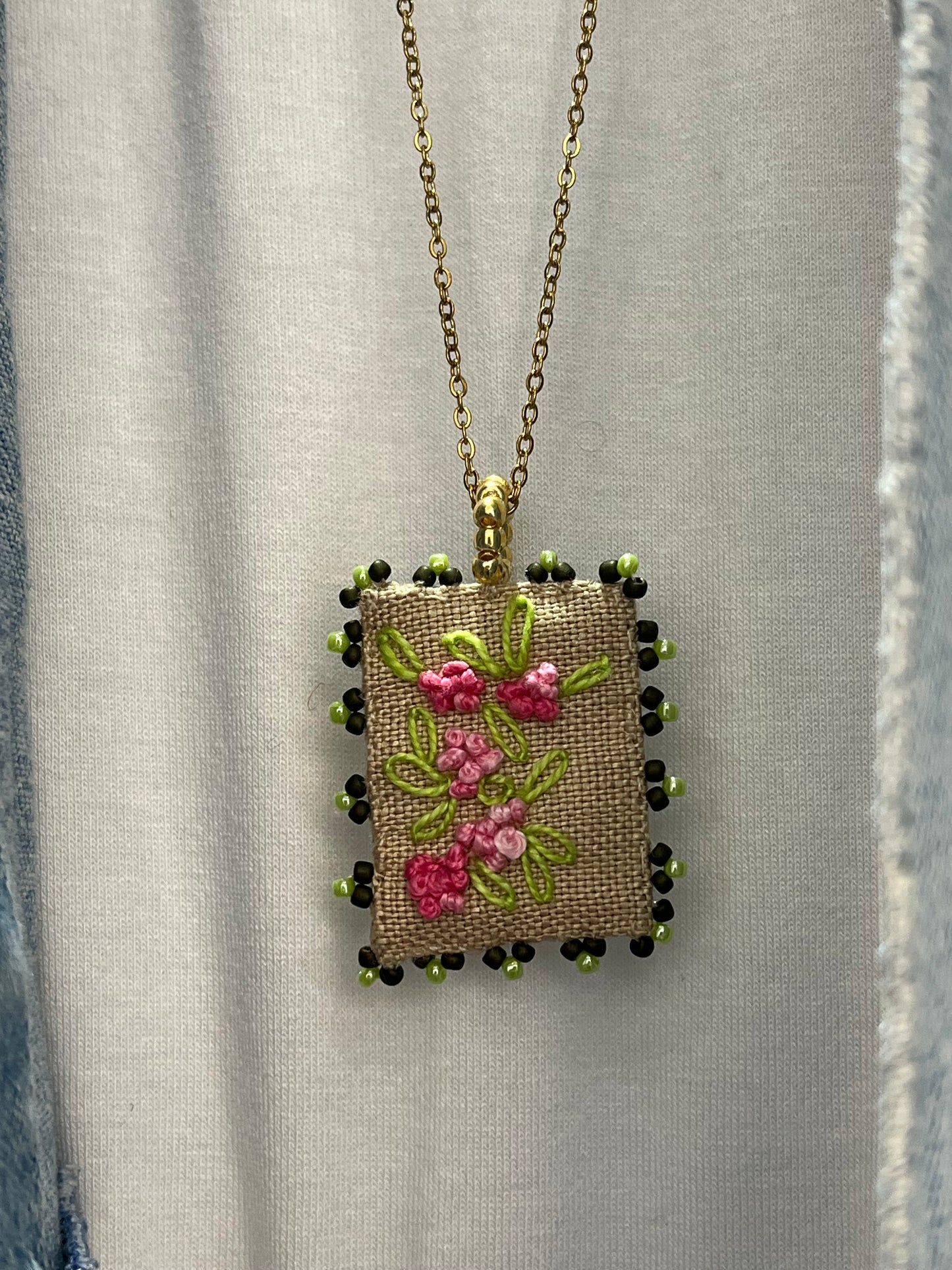 Via Roma - Collana "Primavera" rettangolare Beige - Oro - Verde - Fucsia