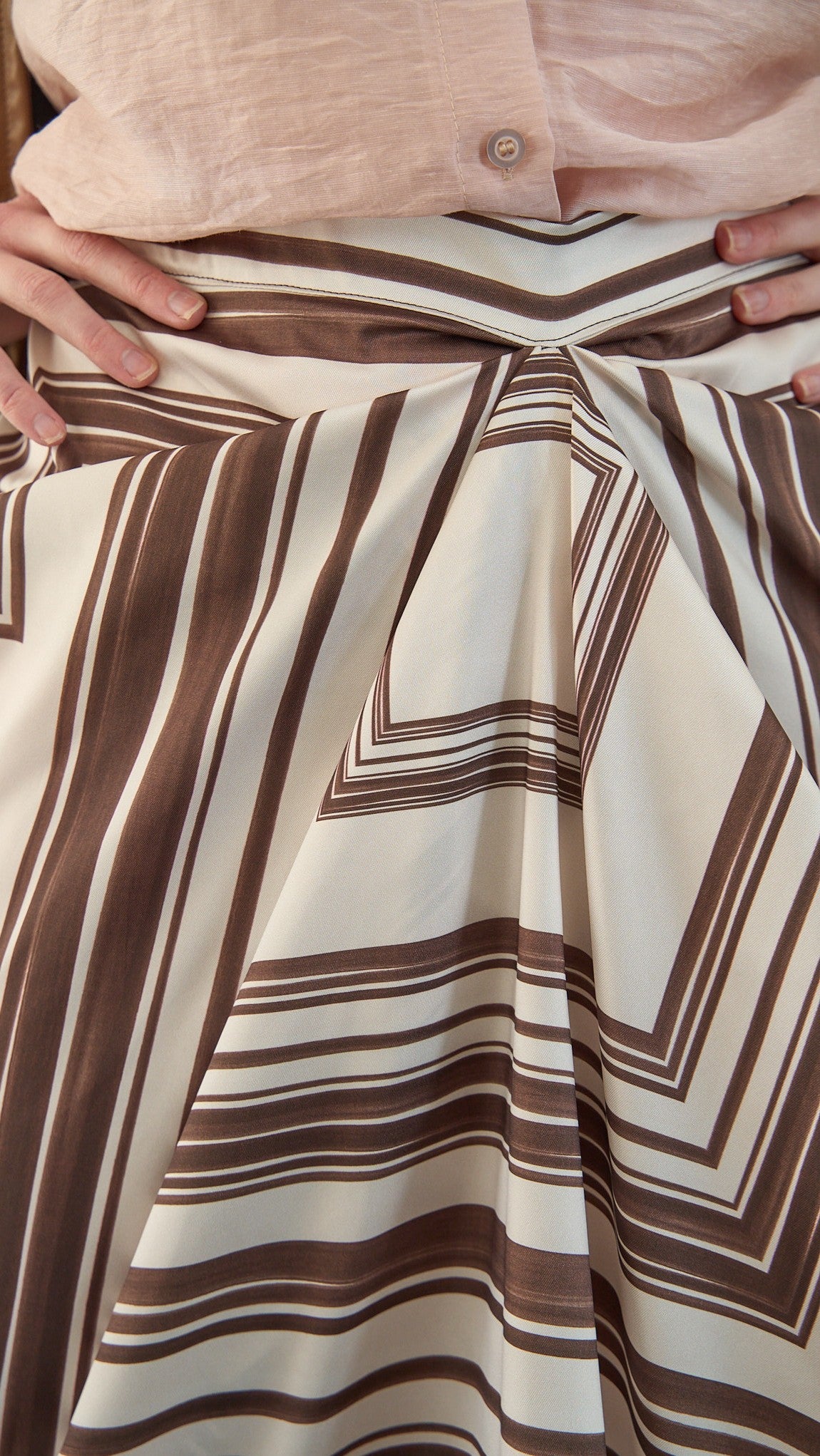 Kontatto - Gonna foulard stampa geometrica e arriccio frontale - ART.B6501C Burro - Marrone