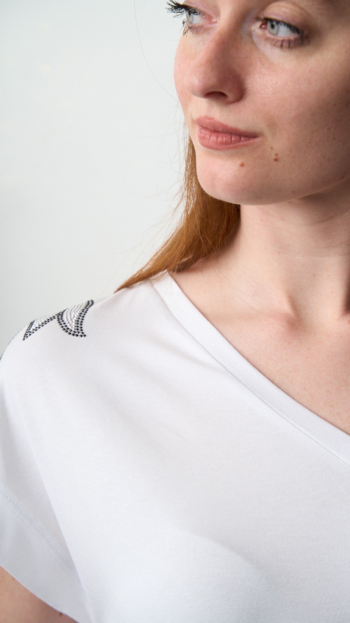 Olivia Rei - T-shirt scollo a V con applicazioni su spalline - ART.SS2636 Bianco - Argento - Nero