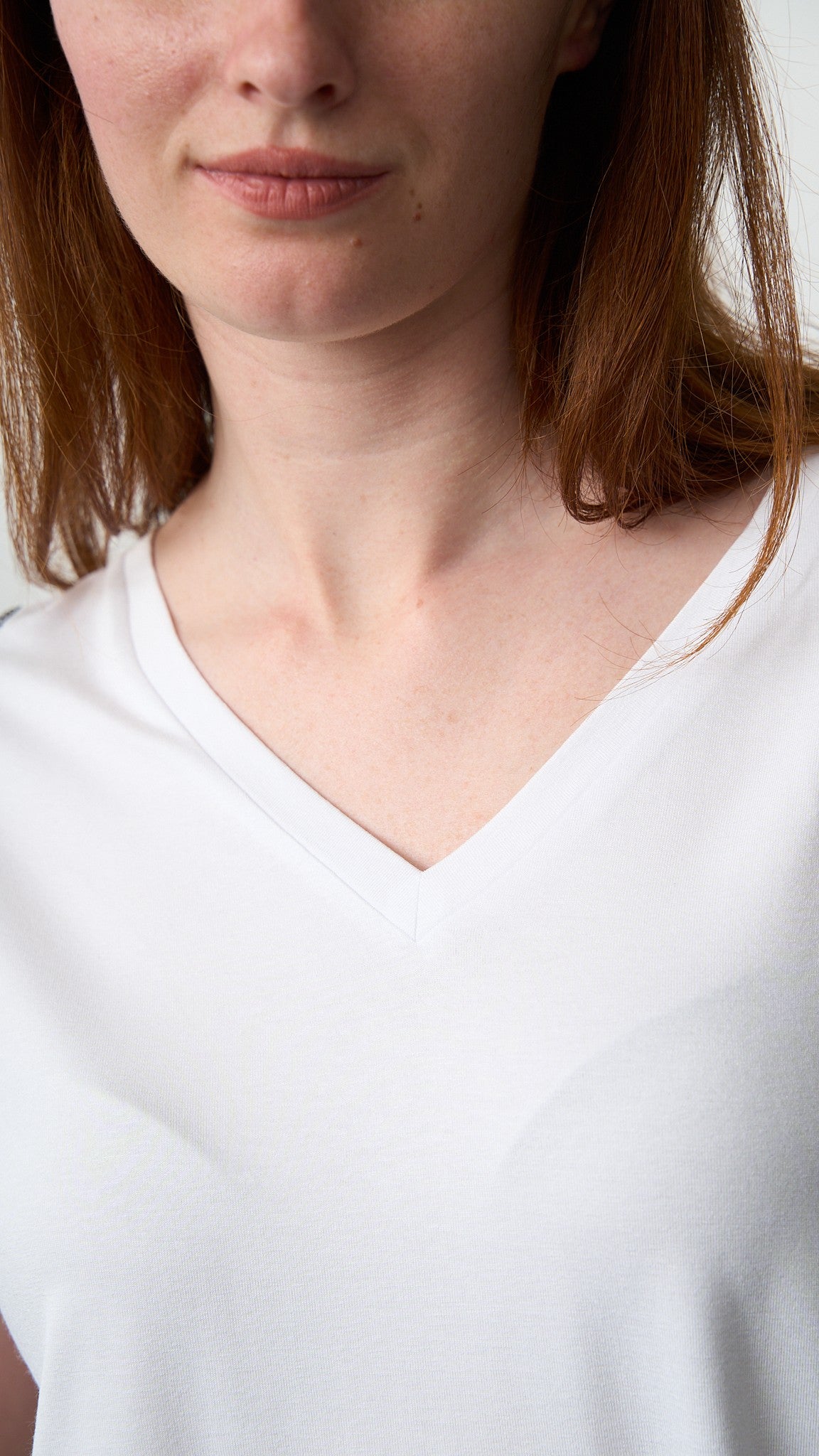 Olivia Rei - T-shirt scollo a V con applicazioni su spalline - ART.SS2636 Bianco - Argento - Nero