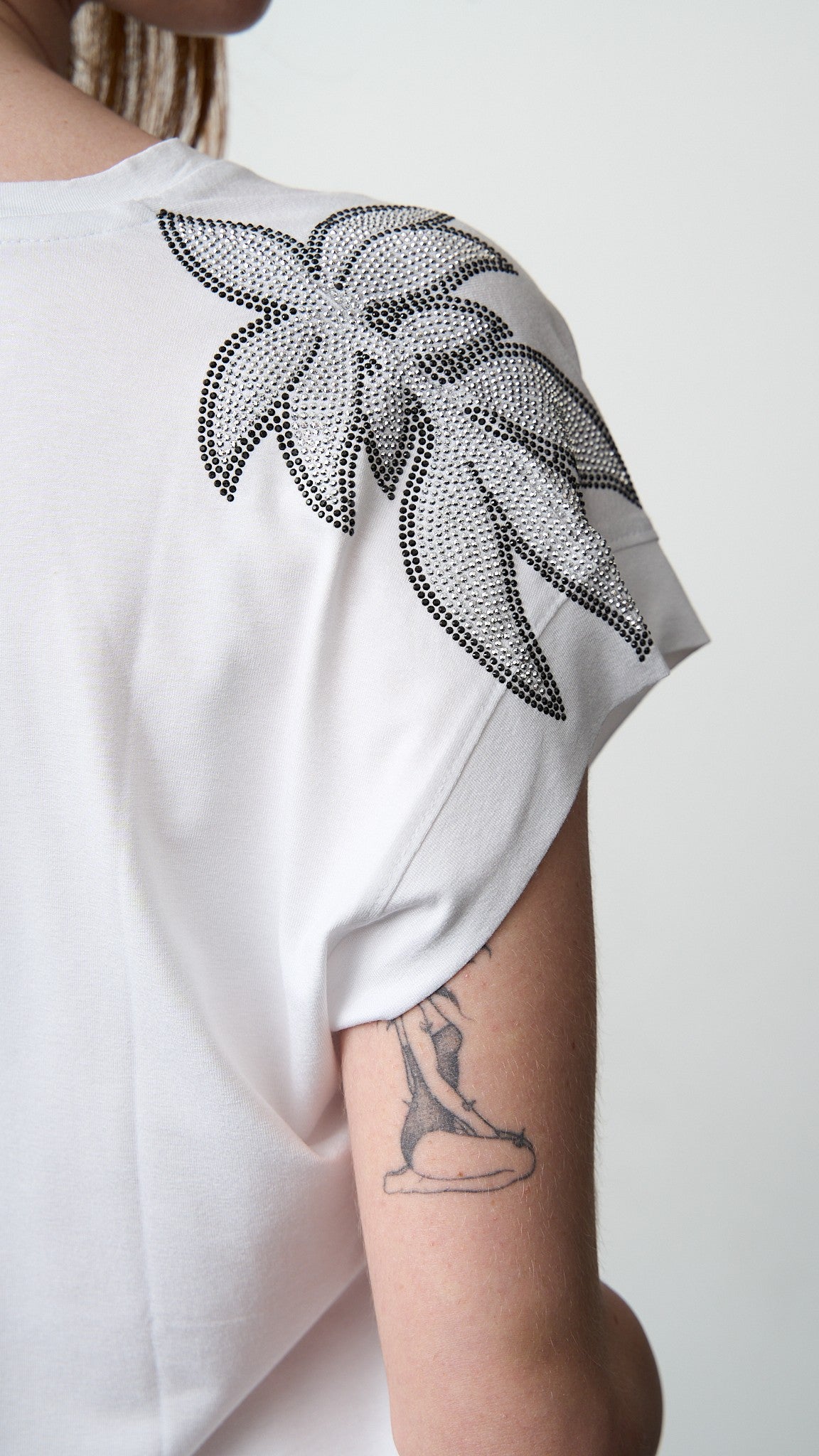 Olivia Rei - T-shirt scollo a V con applicazioni su spalline - ART.SS2636 Bianco - Argento - Nero