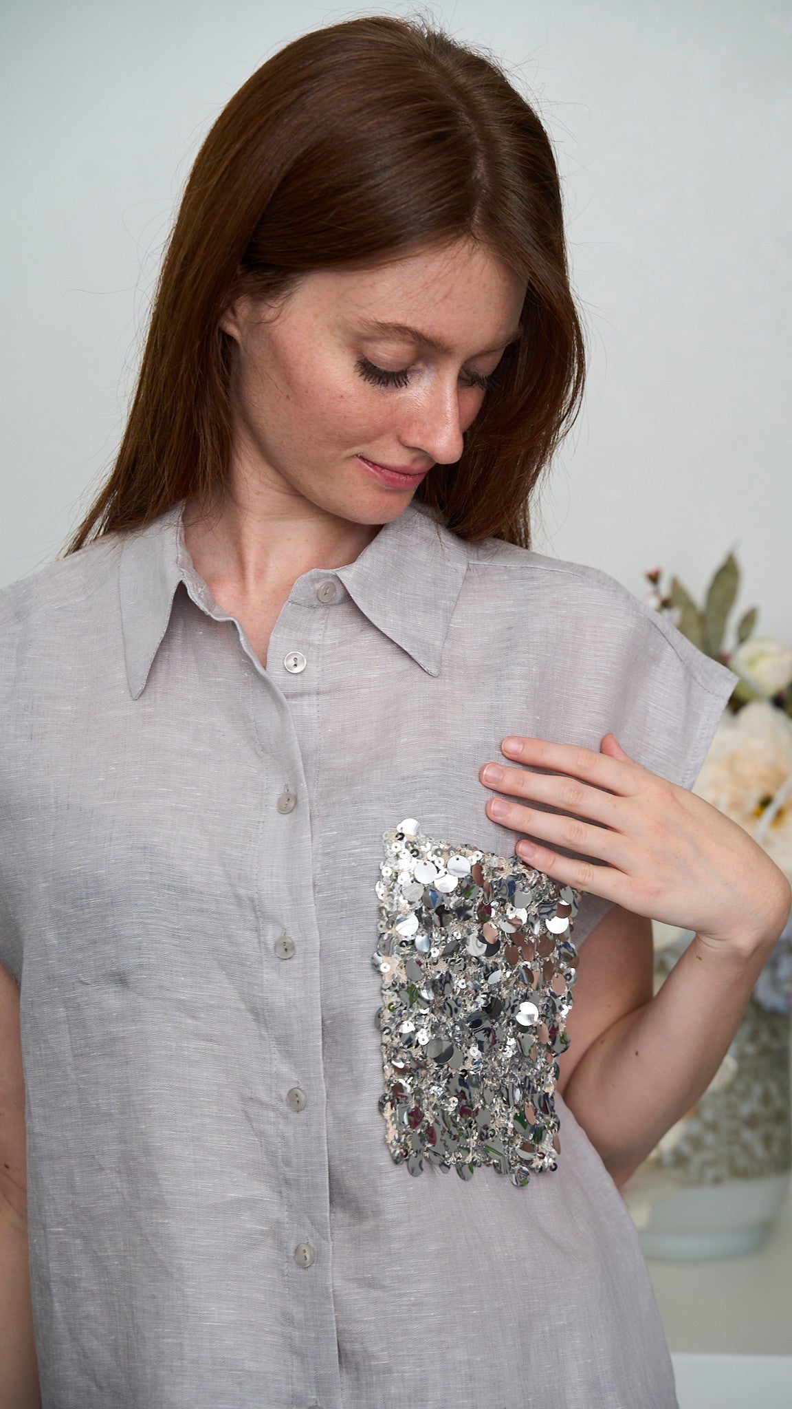 Tensione In - Camicia smanicata con tasca in paillettes - ART.S26CH12 - Grigio Perla