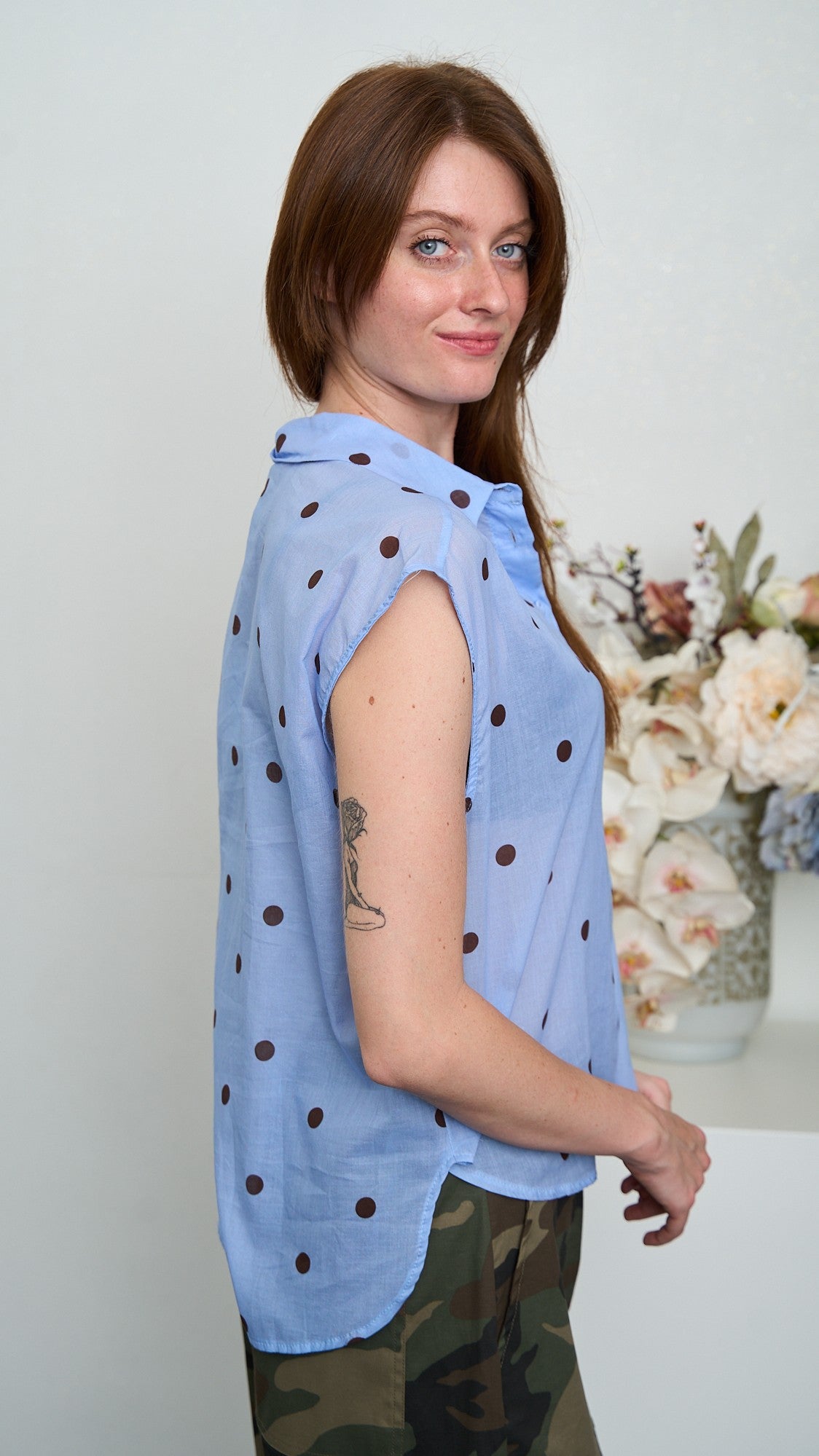 Tensione In - Camicia a pois smanicata con taschino - ART.S26CH17 - Celeste - Moro