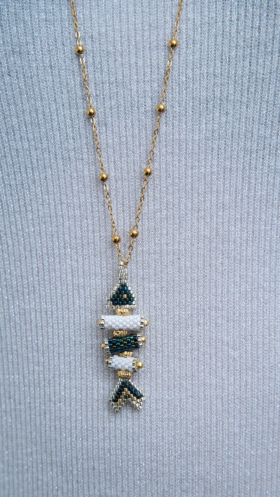 Via Roma - Collana "Pesciolino Scheletrino" Blu Cangiante - Bianco Perla - Dorato