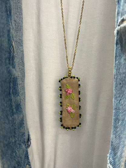 Via Roma - Collana "Primavera" rettangolare Beige - Oro - Verde - Fucsia